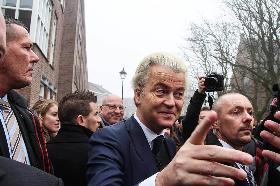 1080px-geert-geeft-mensen-een-hand-spijkenisse