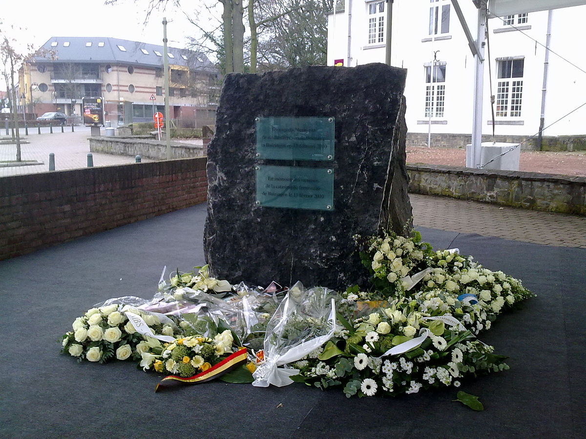 1200px-Monument_Hommage_Buizingen_12Fev2011