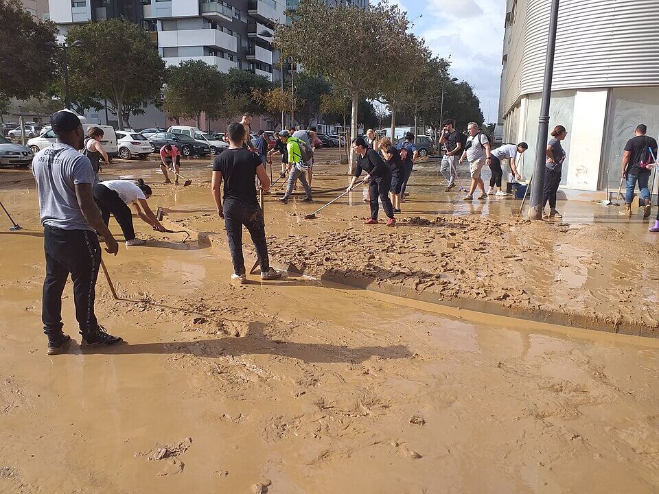 960px-2024-11-01-voluntaris-netejant-el-desastre-a-faitanar-v