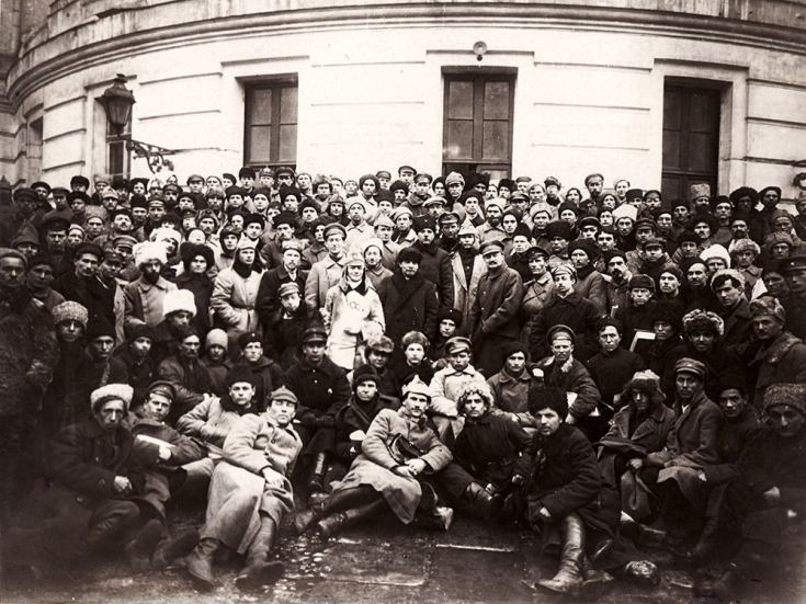 Lenin_Trotsky_and_Voroshilov_with_Delegates_of_the_10th_Congress_of_the_Russian_Communist_Party_Bolsheviks